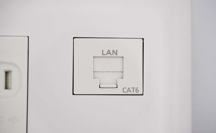 部屋の壁に設置されたLANコンセント（LANケーブルの差し込み口）※カバーが閉じた状態