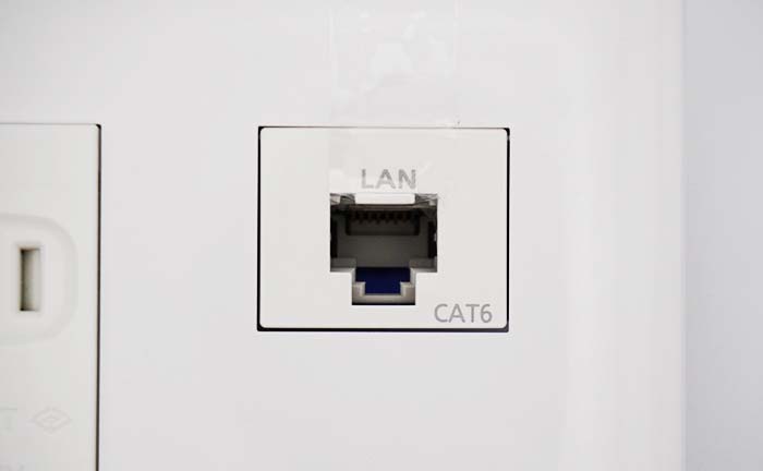 部屋の壁に設置されたLANコンセント（LANケーブルの差し込み口）※カバーが開いている状態