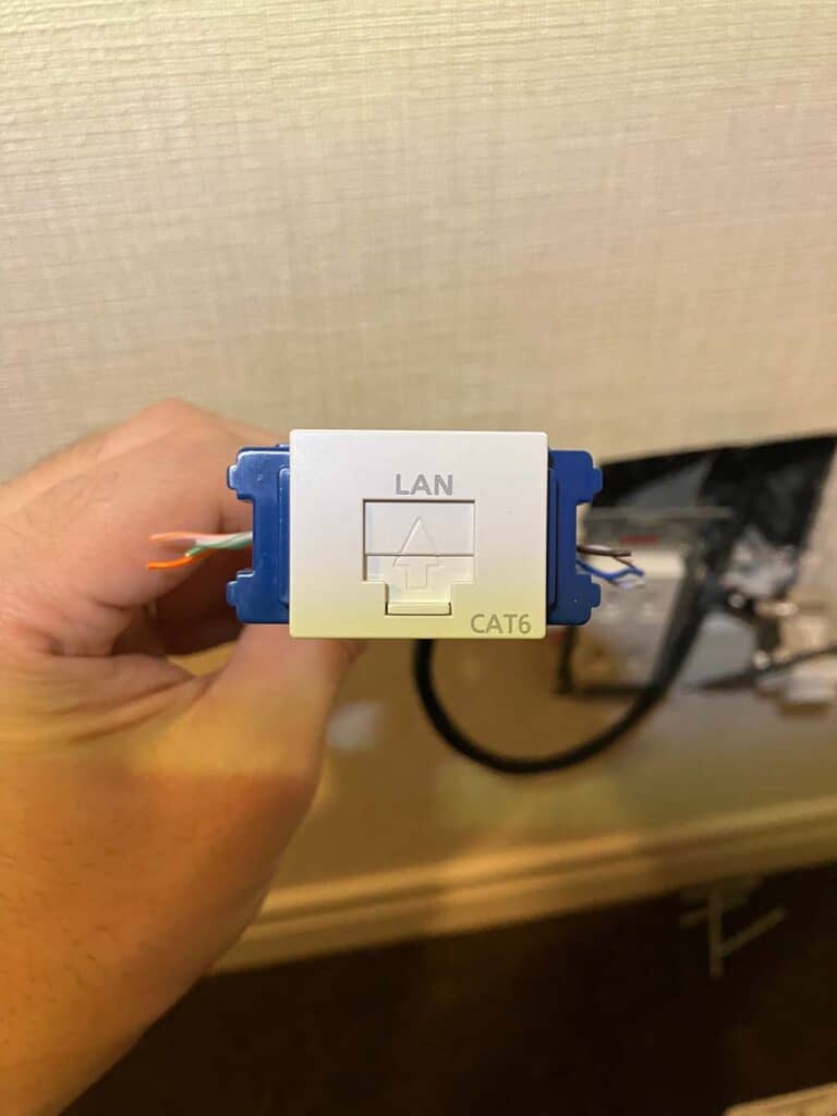 壁の中を通るLANケーブルに接続されたLANコンセント（正面）